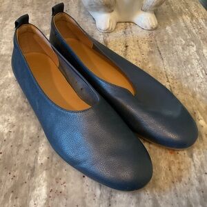 Like new Everlane Day Glove leather flats